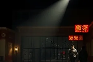 深夜台灯下两人对坐访谈的记录封面