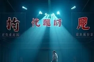 午夜杂货铺货架与暖黄灯泡的奇幻剧封面