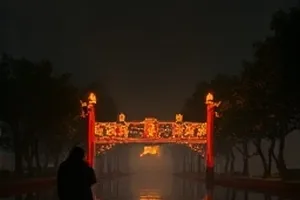 街角旧唱片店货架的文艺剧封面